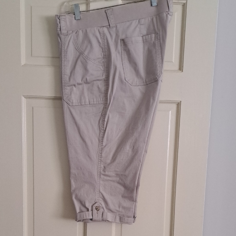 Lee Women's Cropped Pants in Khaki